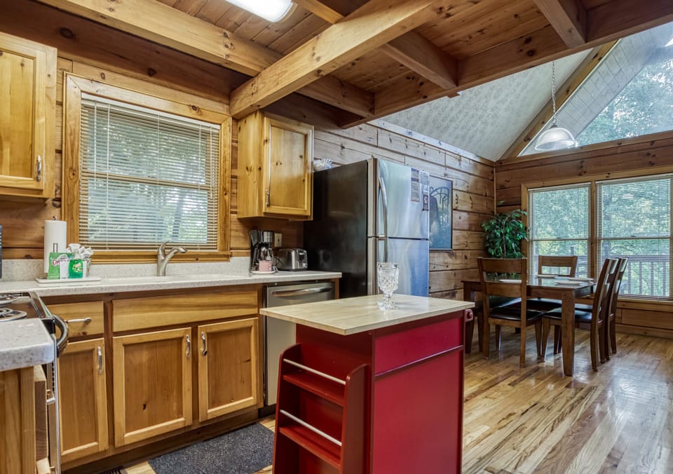 Smoky Mountain Cabin "Squirrels Nest" - Kitchen island and dining area