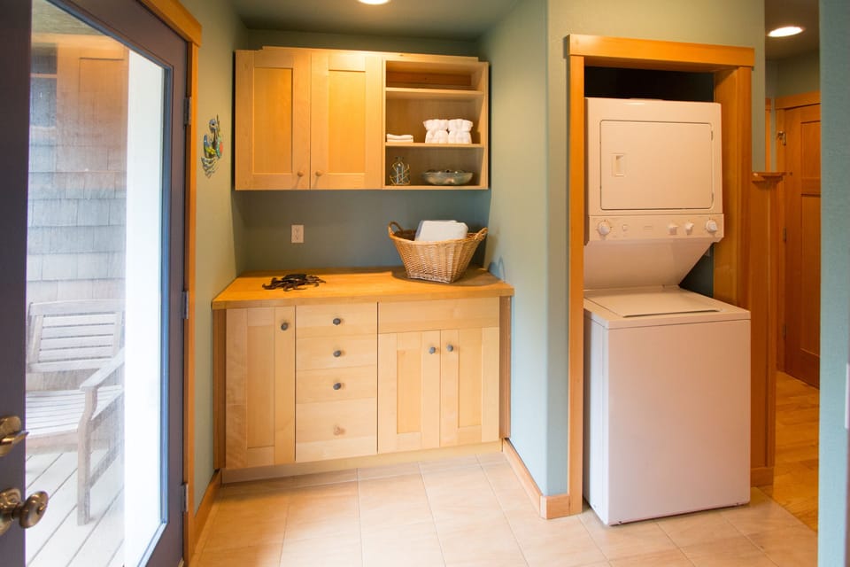 Laundry Room with side entrance