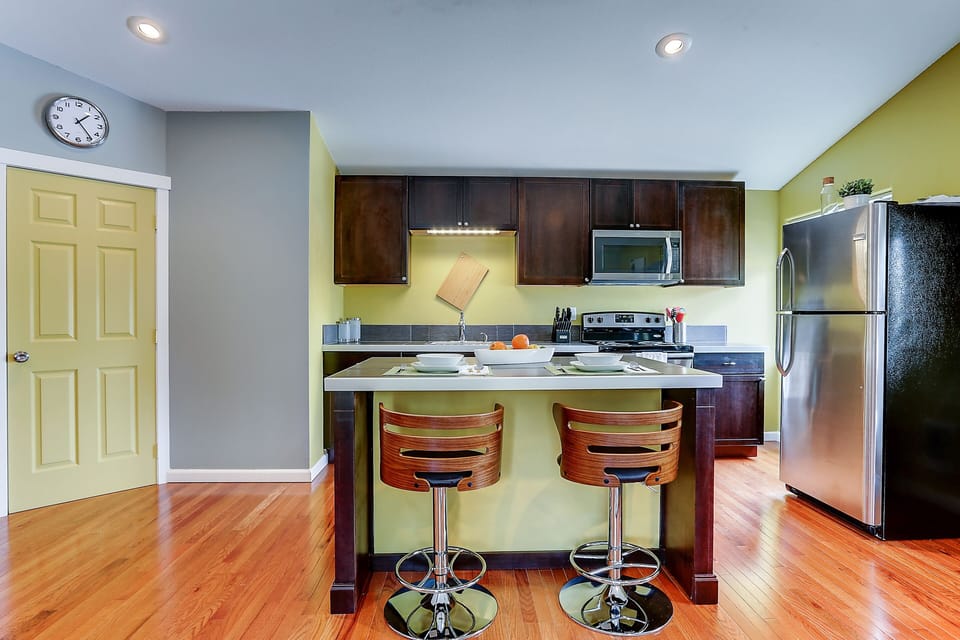 Spacious breakfast nook/bar.