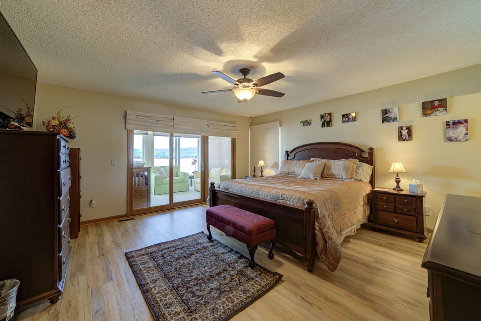 Master Bdr, King bed, with sitting room, Full Sofa sleeper & Twin bed lake views