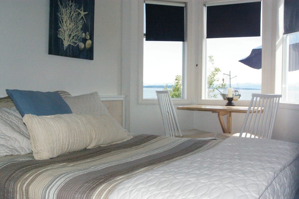 studio bedroom Wake up to the waves