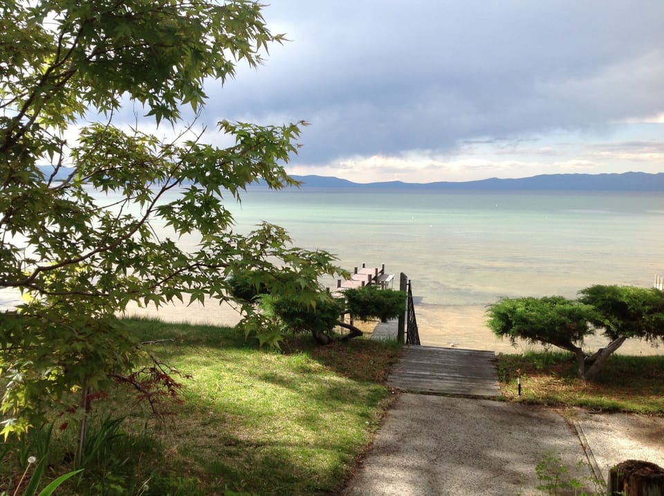 direct access to the lake from backyard