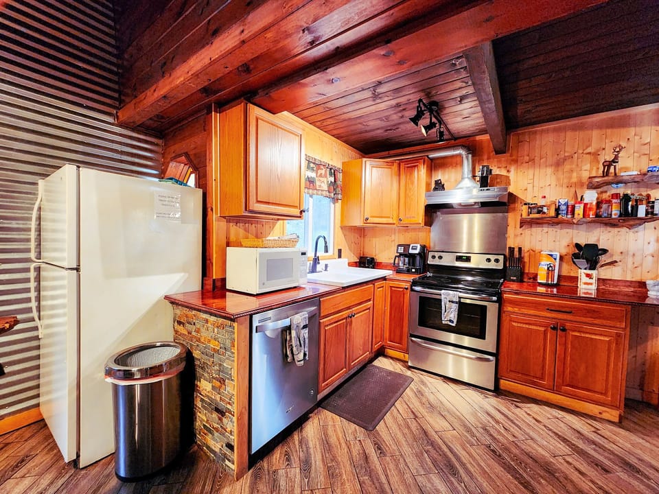 Fully stocked kitchen with coffee maker (k cups & full pot)