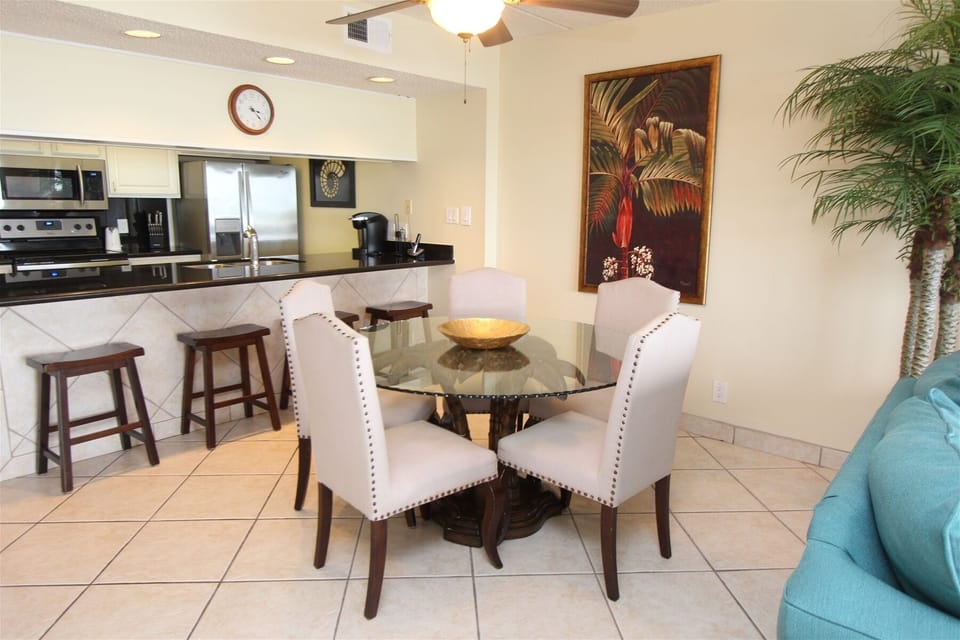 Dining & Bar Area