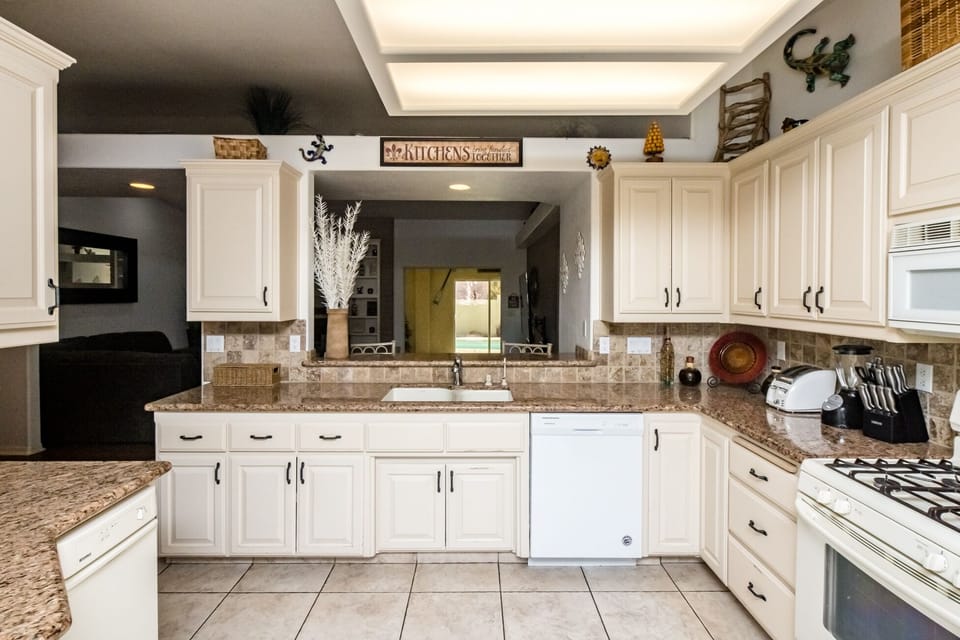 Fully equipped kitchen. Toaster, oven, microwave, blender, Keurig. 