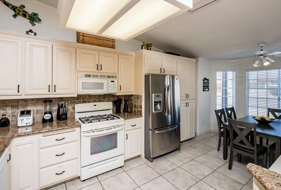 A place to have a meal with your friends or family. Fully stocked kitchen