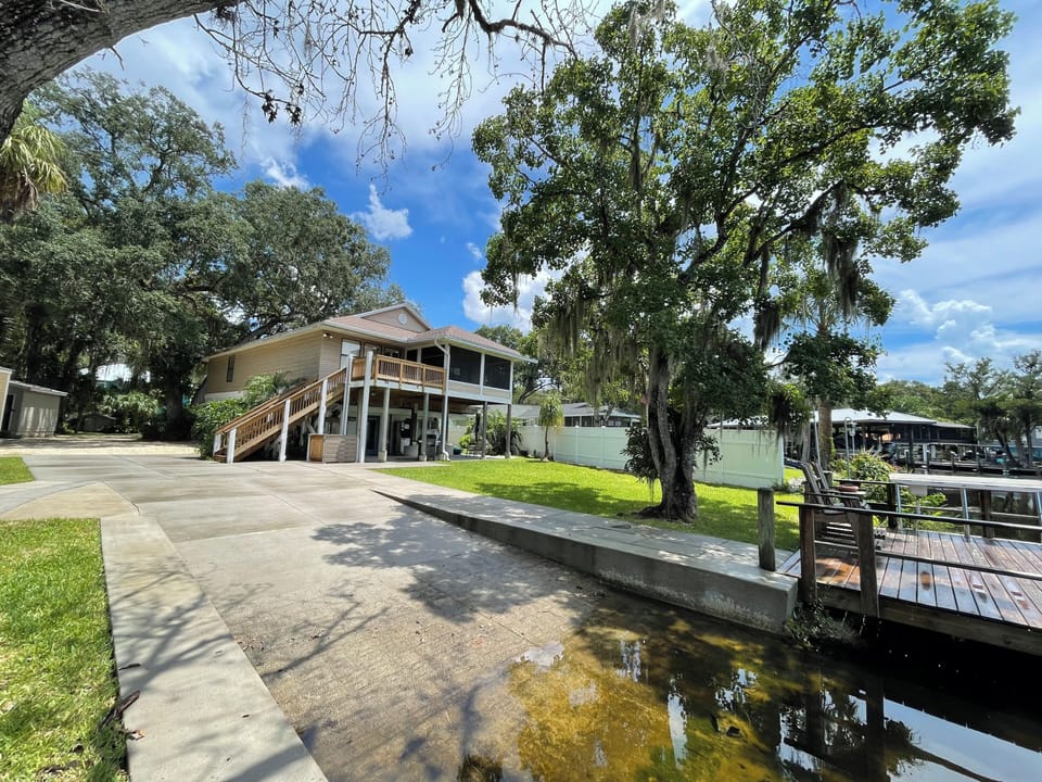 The Fish House Sleeps 15 - private boat ramp - quiet neighborhood - 2 docks