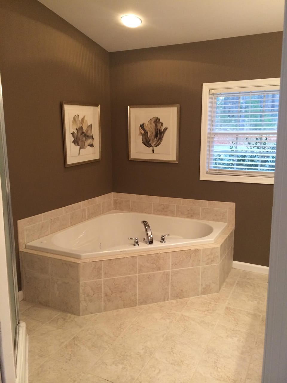 Masterbath has shower and jetted soaking tub!