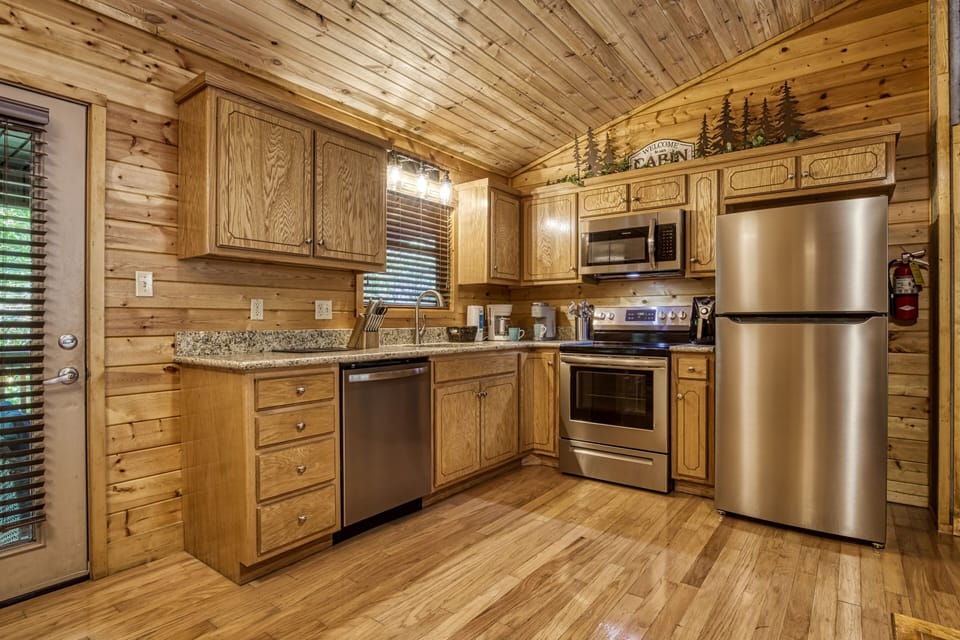 Smoky Mountain Cabin "Honeymoon Hideaway" - Fully furnished kitchen with stainless steel appliances