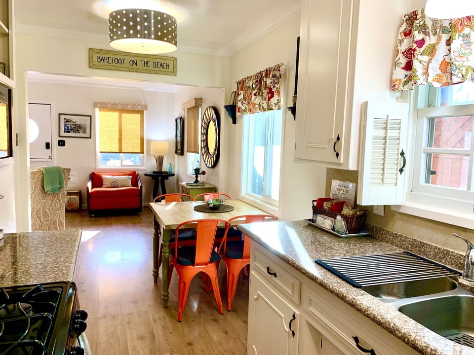 Kitchen view to livingroom 