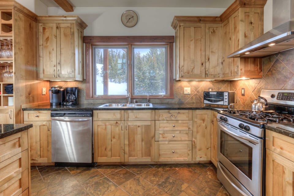 Gourmet Kitchen, Ice Maker + Extra refrigerator in the garage for large groups. 