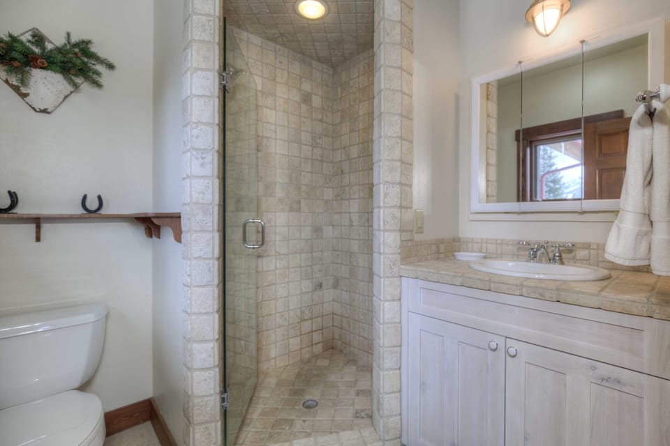 En-suite Bathroom #3