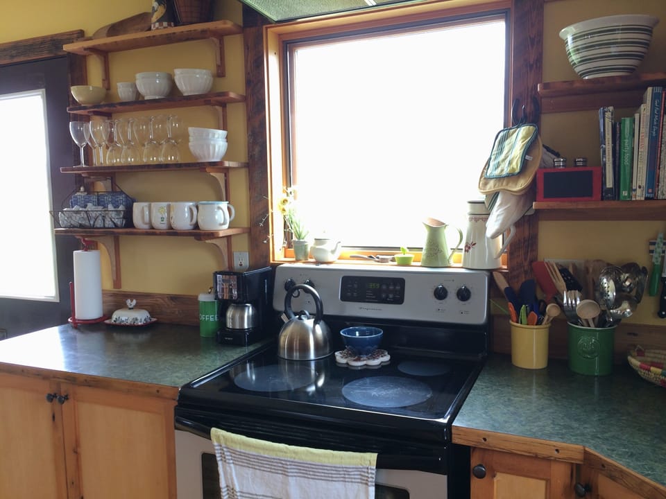 Kitchen has mountain views 