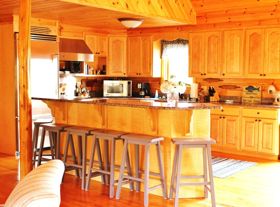 Fully-equipped gourmet kitchen with Viking gas range, electric oven, fridge