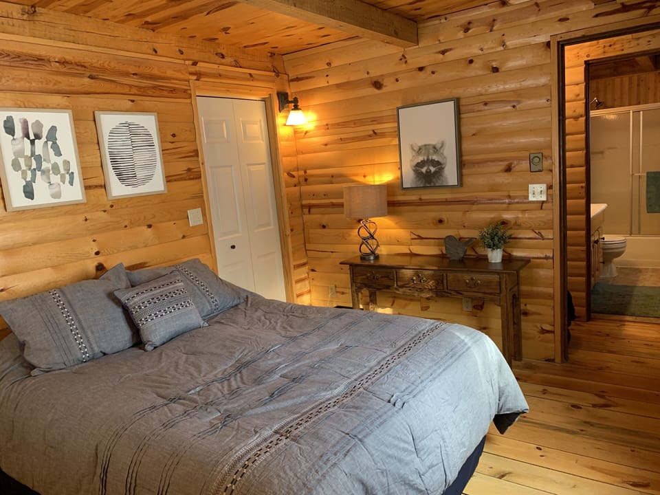 Bedroom 1 - Main Floor