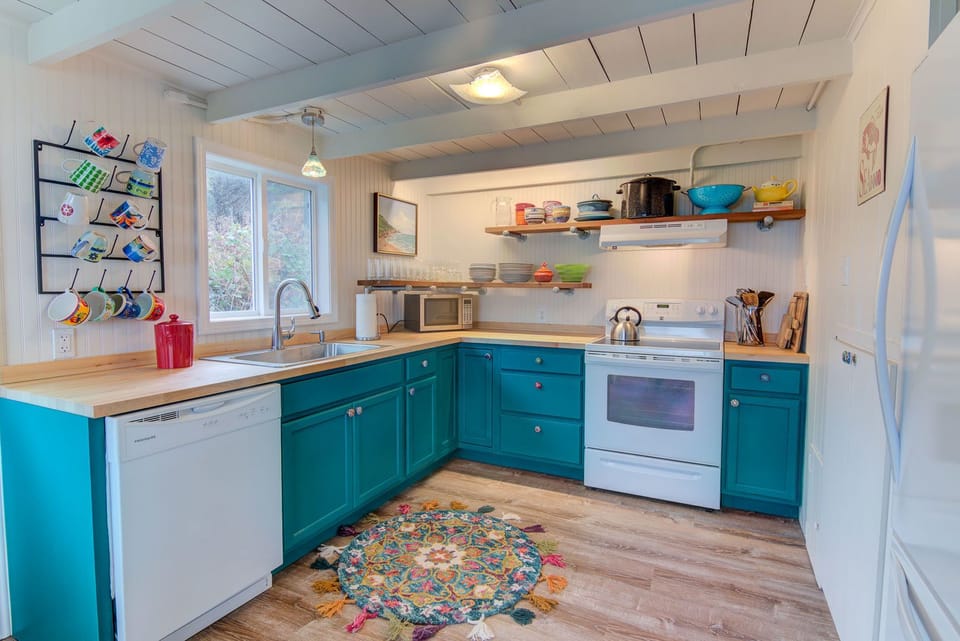 This bright, cute kitchen is perfect to prepare some wonderful family meals.