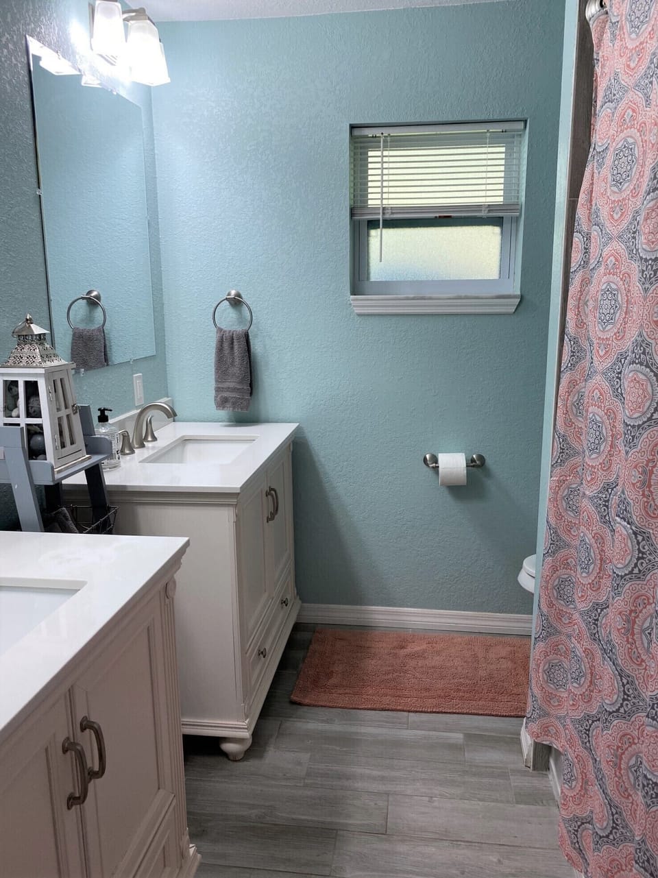 Double vanity bathroom with tub/shower combo