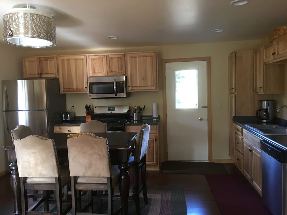 CARLO GUEST CABIN-Kitchen.  2BR/2BR-sleeps 6