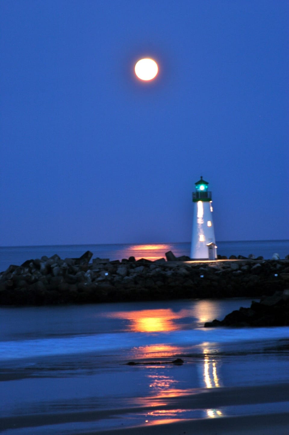 Enjoy the nearby Harbor 
(5 min from the home)