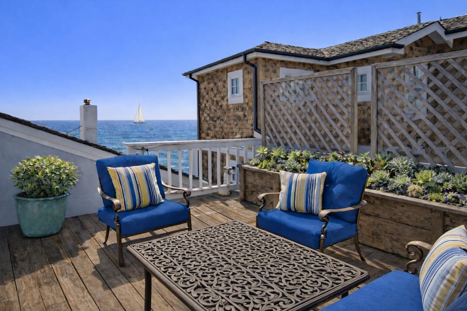 Upper side deck adjacent to kitchenette 