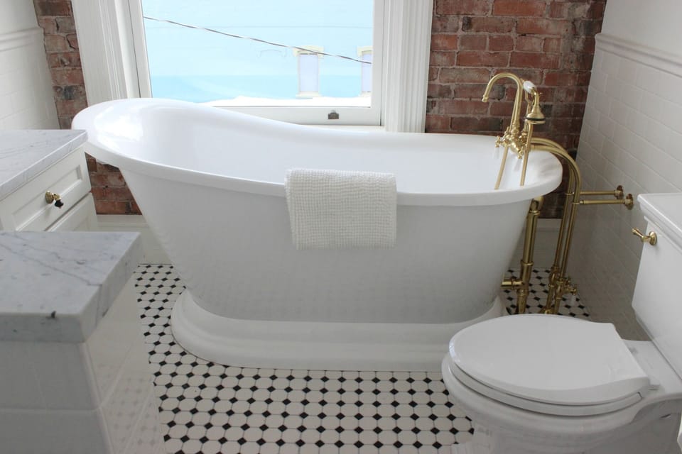 Master Bathroom Slipper Tub