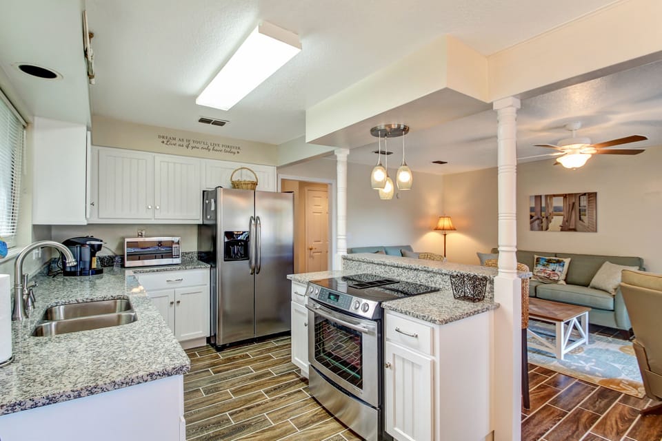 Fully Equipped Luxury Kitchen with Granite Counters and Stainless Steel Appliances