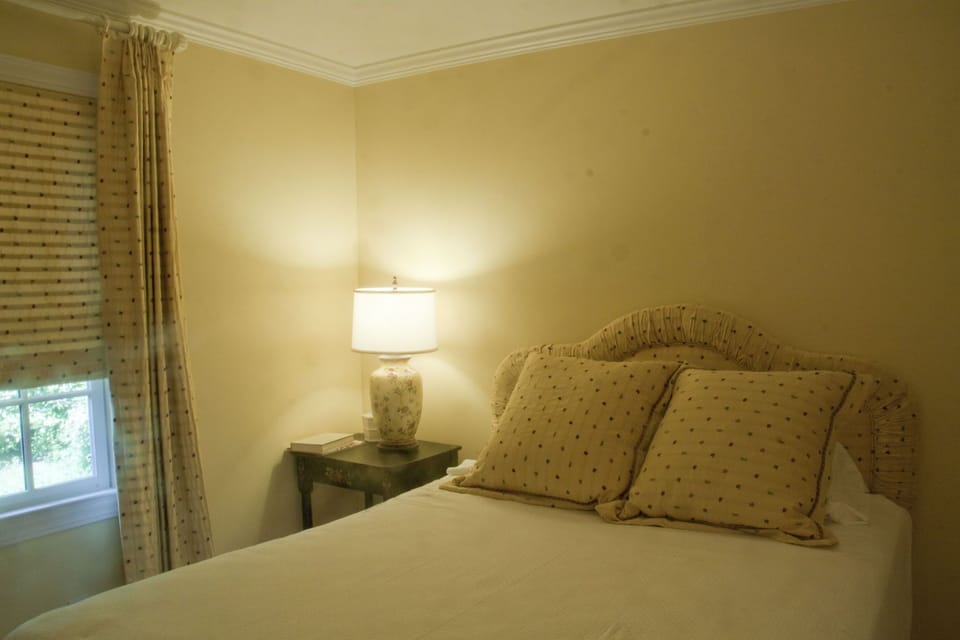 Second bedroom with queen bed 