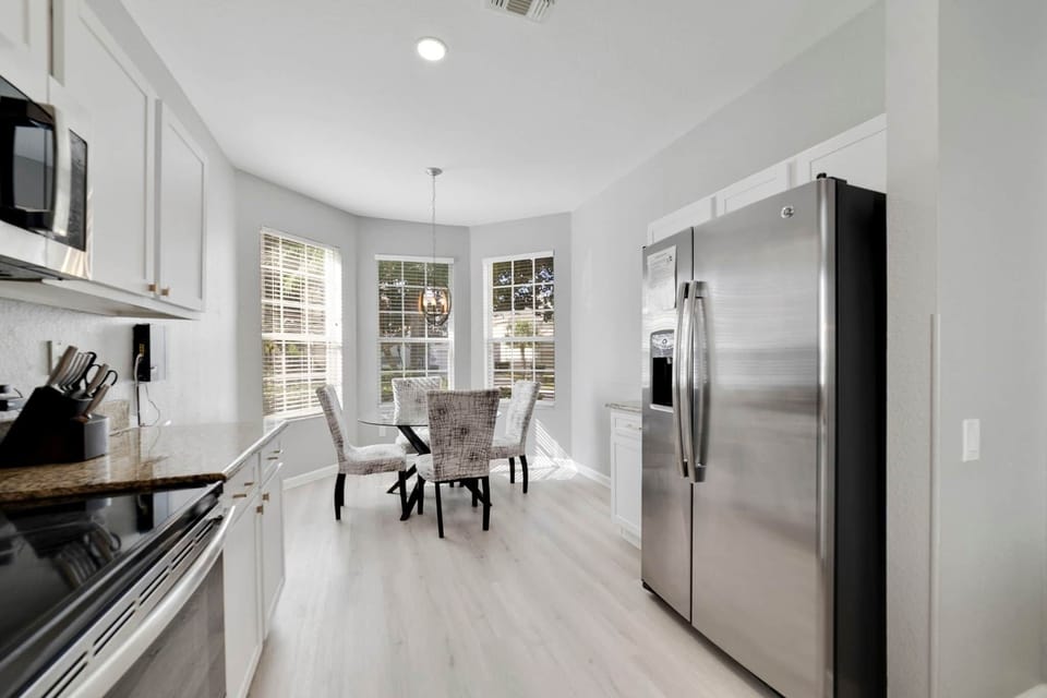Kitchen and breakfast area
