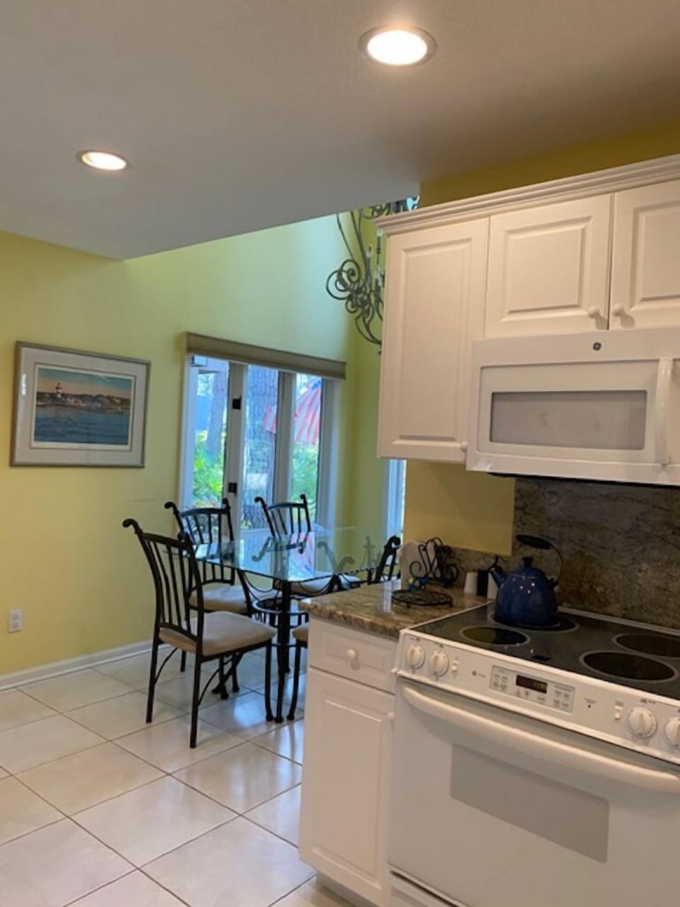 Kitchen dining area, seats 6