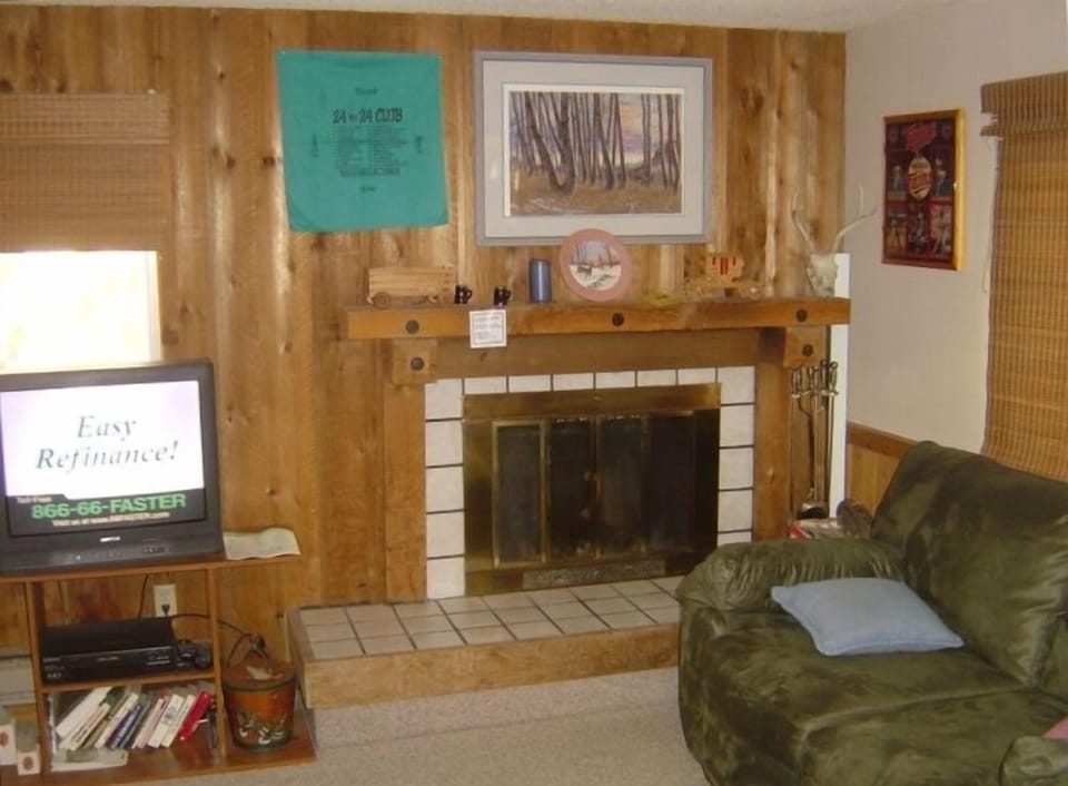 Fireplaced Living room, cable tv, DVD, VCR, WIFI