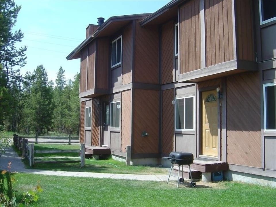 Quiet 4 bedroom townhouse located across from Gallatin Nat'l Forest
