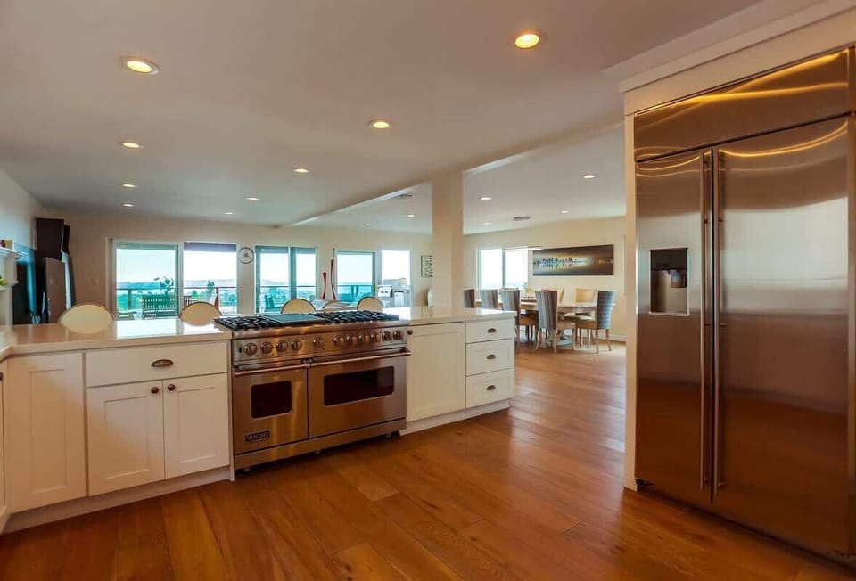 SPACIOUS FULLY EQUIPPED GOURMET KITCHEN, OPENED TO IT ALL