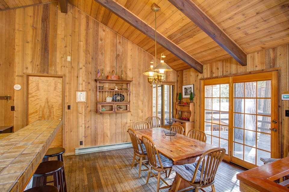 Dining area, seating for 6 - main floor