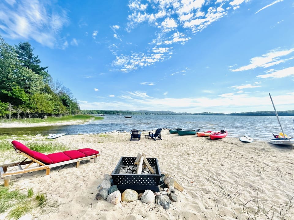 Private beach on lake w all the toys. Fire pit in evenings plenty wood provided.