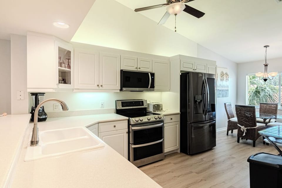 Open kitchen with plenty of counter space for cooking. * Air Fryer included *