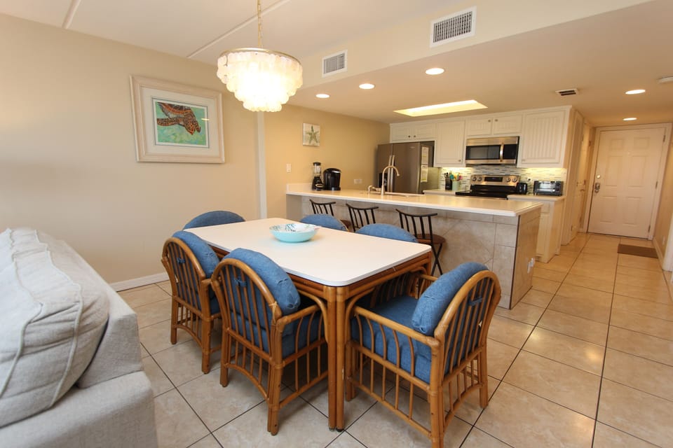Dining & Extra Sitting Area