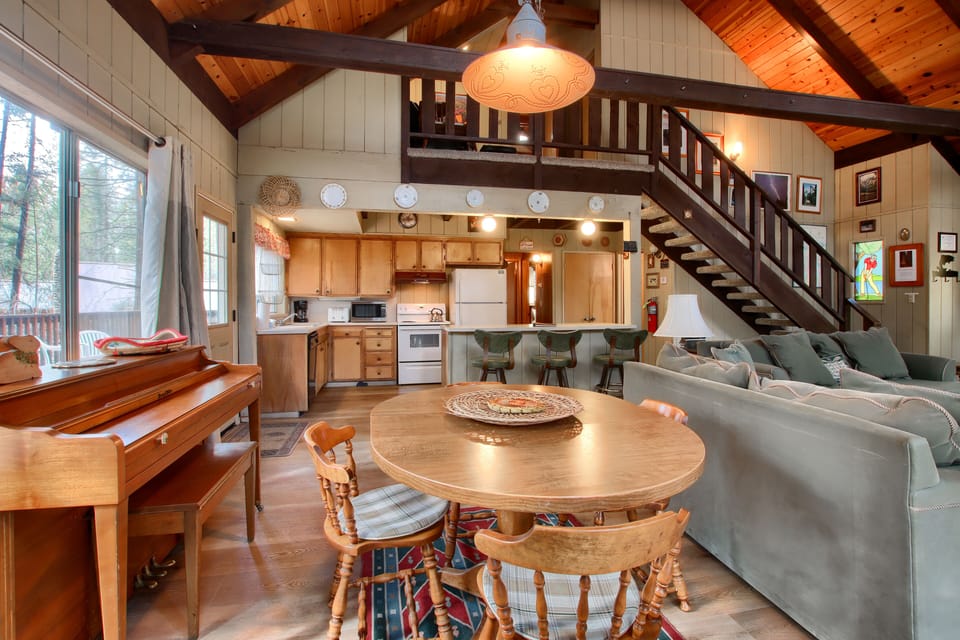 Dining room with a Piano
