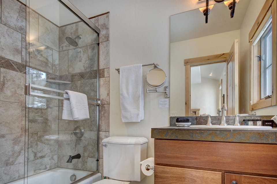 Ensuite Queen bathroom