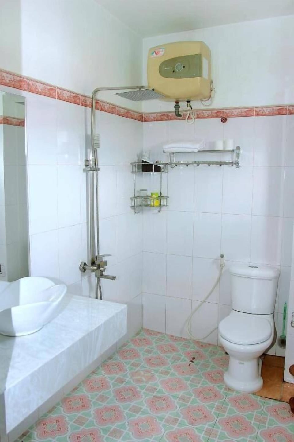 Deluxe Quadruple Room | Bathroom | Shower, free toiletries, hair dryer, slippers