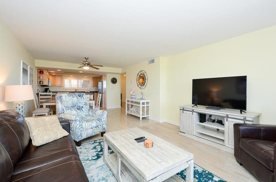 Living room with flat screen tv 
