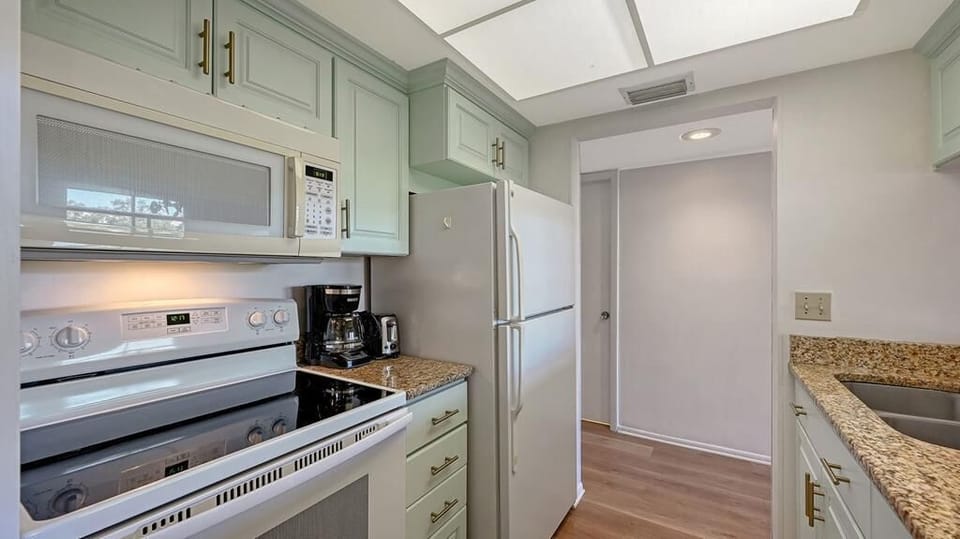 Kitchen to hallway