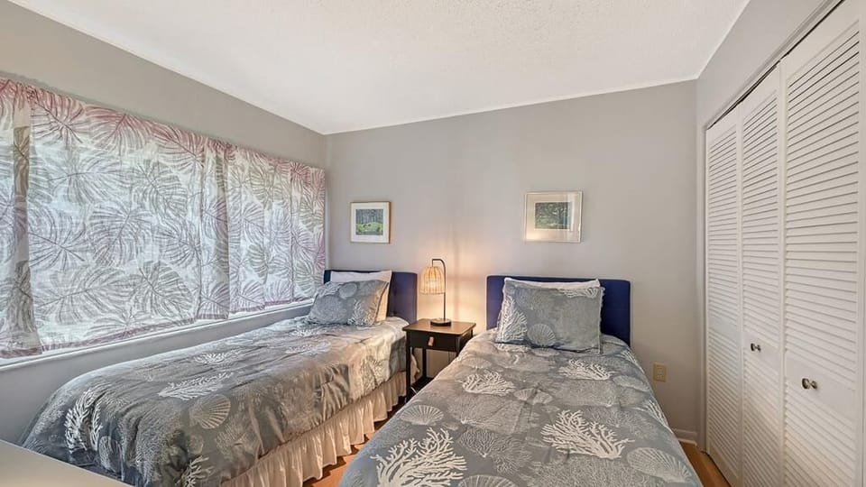 Guest bedroom with 2 twin beds
