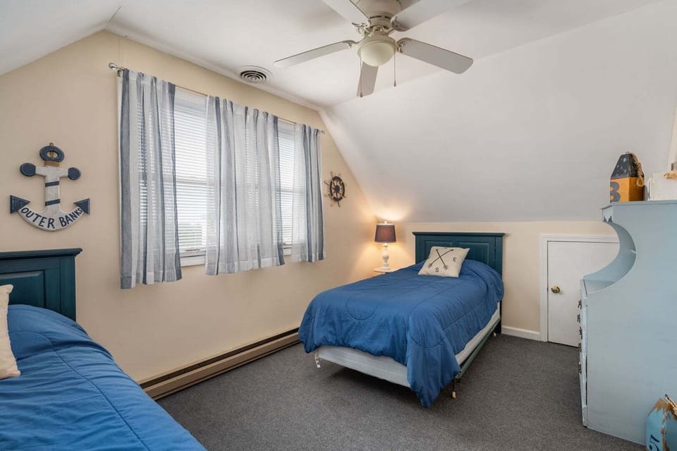 Twin Beds Room - Top-Level