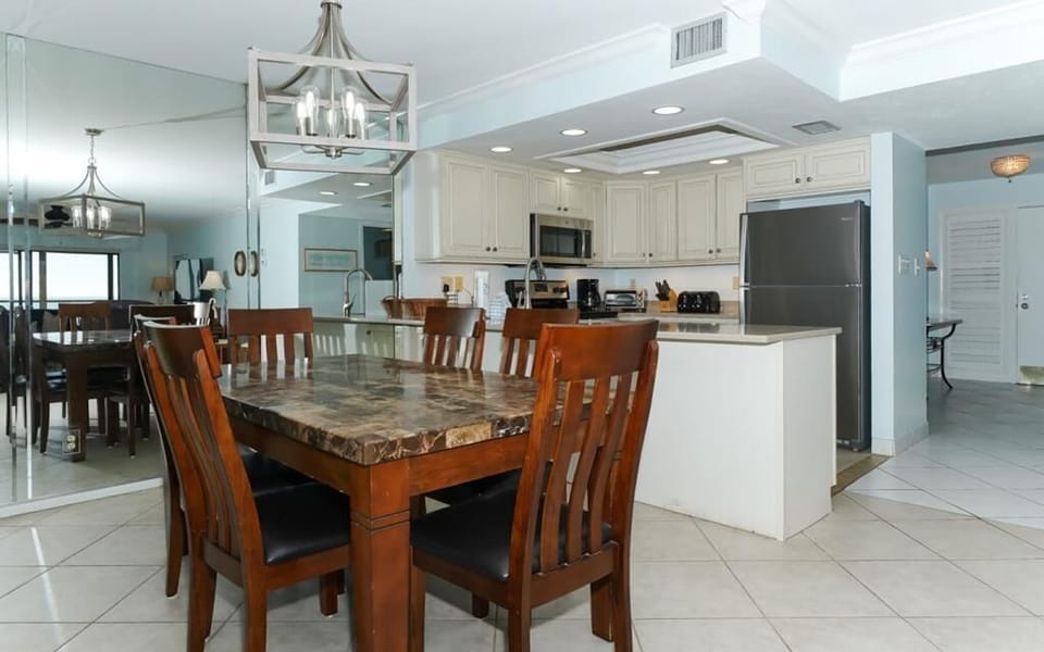 Open floor plan with access to kitchen 
