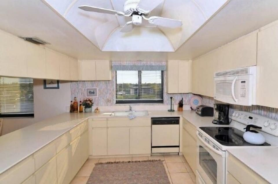 Spacious kitchen 