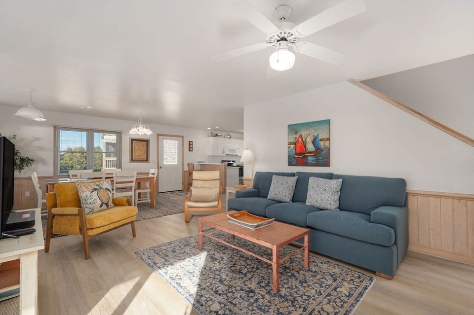 12-web-or-mls-406-Salmon-Ct-ML-Living-V7