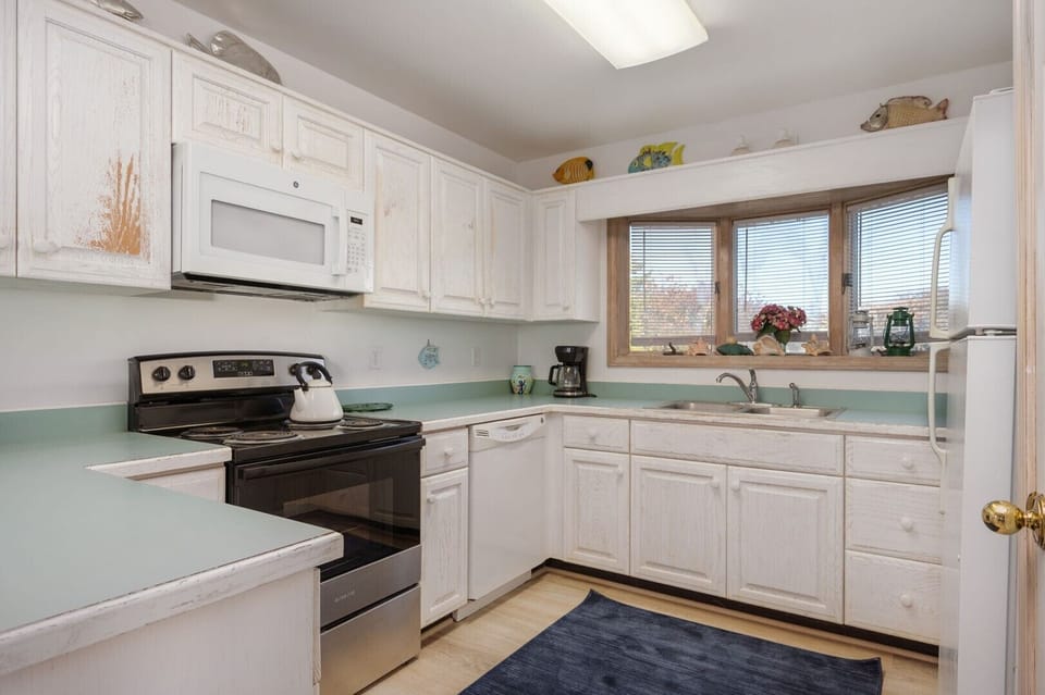 17-web-or-mls-406-Salmon-Ct-ML-Kitchen-V2