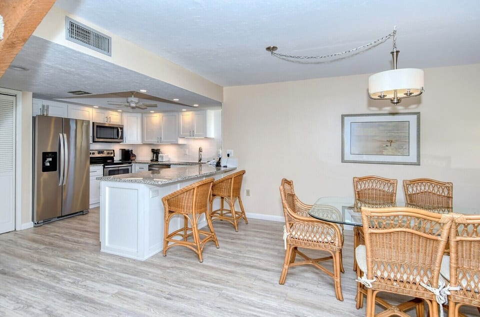 Bright and beautiful kitchen and dining room