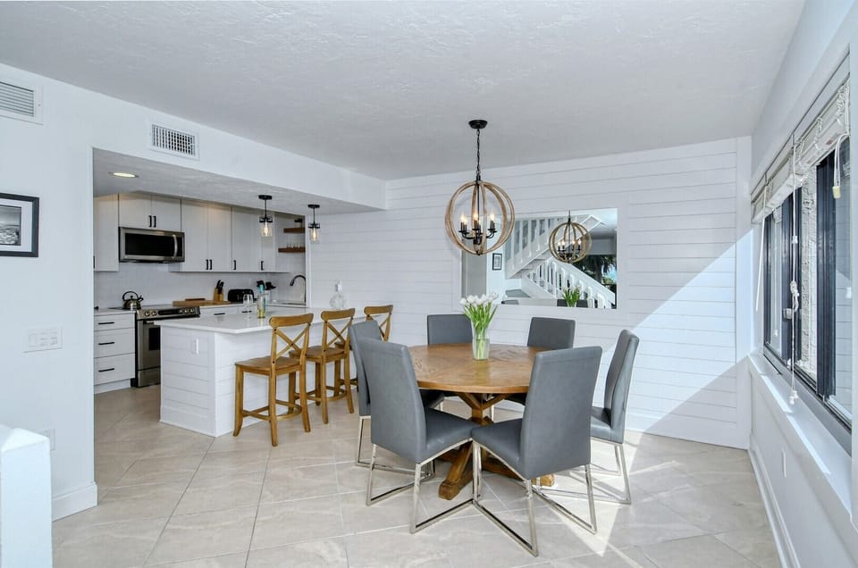 A 2nd Dining Area near the Kitchen
