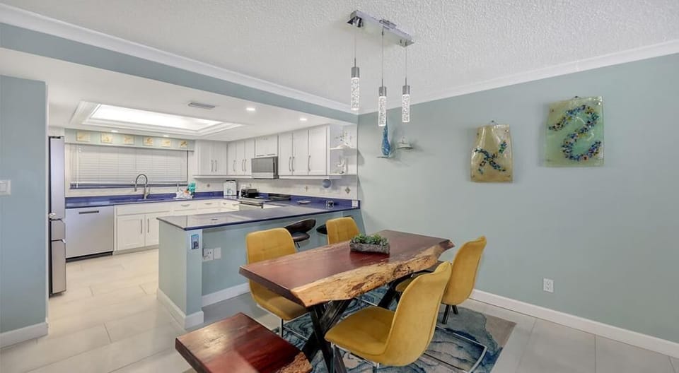 Plenty of dining options - table and breakfast bar